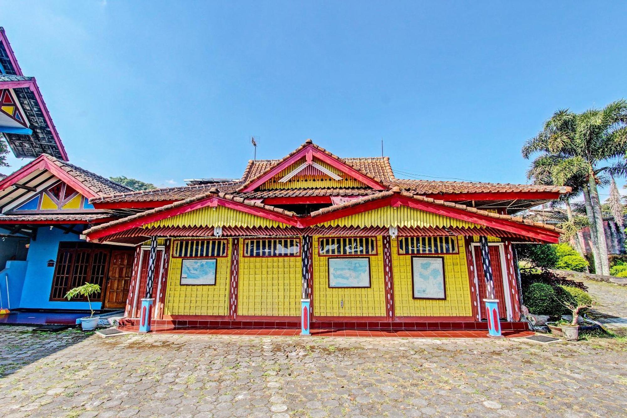 Отель Capital O 91644 Loka Hause Салатига Экстерьер фото